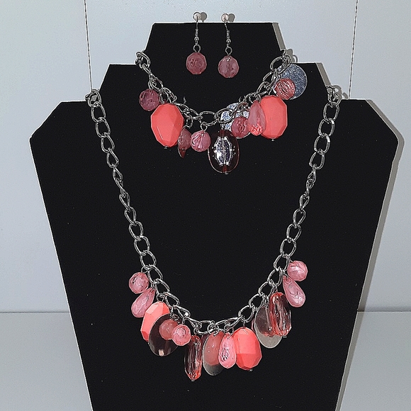 Paparazzi necklace, bracelet, and two pairs of earrings lovely coral  colors - Picture 1 of 5